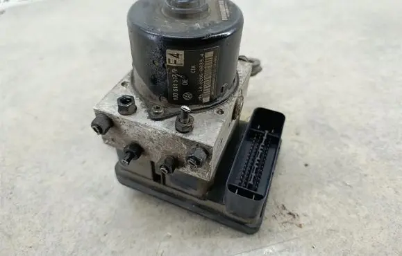 Volkswagen Golf IV ABS Pump 