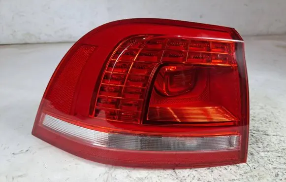 Volkswagen Touareg II Rear/tail lights 7P6945207