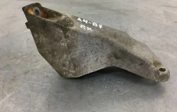 Audi A4 S4 B7 8E 8H Engine mounting bracket 8E0199307A