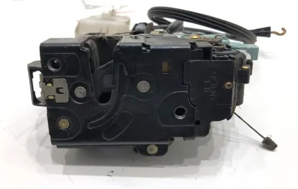 Volkswagen Touran I Front door lock 3D1837016