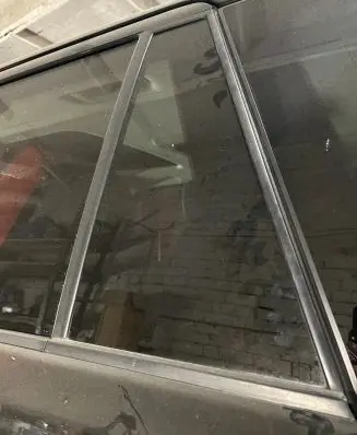 Land Rover Range Rover Sport L320 Rear vent window glass 