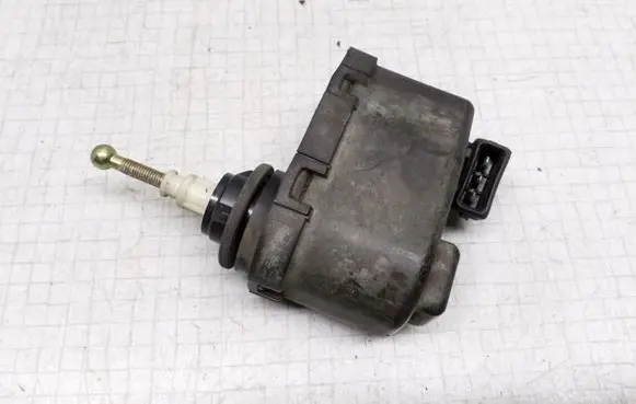 Volkswagen PASSAT B4 Headlight level adjustment motor 8A0941295 00437553