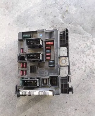 Peugeot 206 Fuse module 9643498980