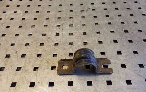 Nissan X-Trail T30 Sway bar bush bracket, rear 