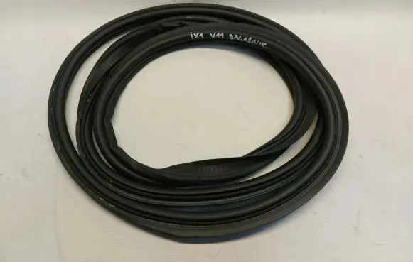 Trunk rubber seal (body)