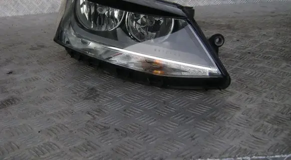 Volkswagen Jetta VI Headlight/headlamp