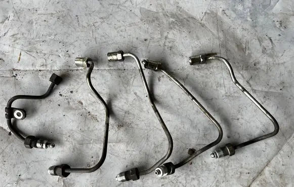 Toyota RAV 4 (XA20) Fuel injector supply line/pipe
