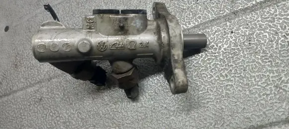 Volkswagen Golf IV Master brake cylinder