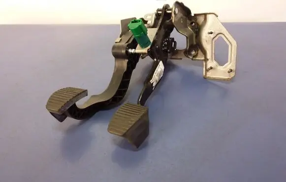Peugeot 208 Accelerator throttle pedal 9807334080