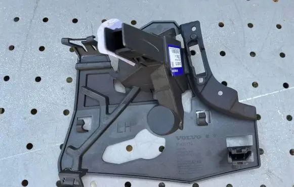 Volvo XC60 Front bumper mounting bracket 83435173