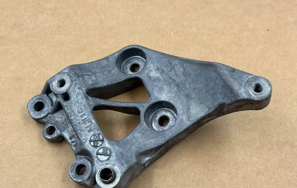 Mini One - Cooper Coupe R56 A/C compressor mount bracket V7548914 V754891480