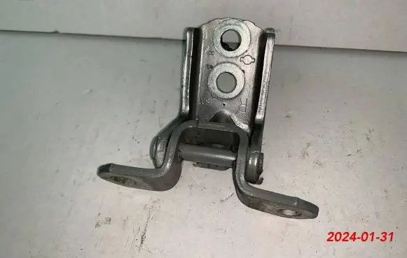 Nissan Qashqai+2 Rear door lower hinge