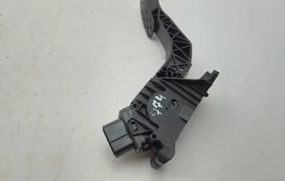 Volkswagen Tiguan Accelerator throttle pedal 5Q2723503F