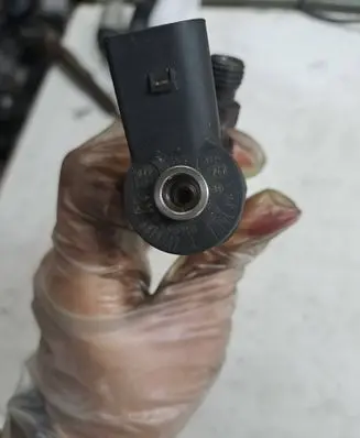 BMW 3 E90 E91 Fuel injector 0445110209