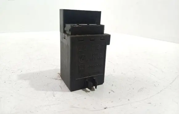 BMW 7 E38 Glow plug pre-heat relay 2243562