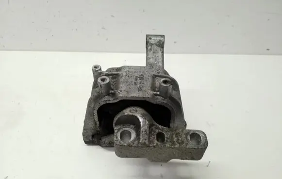 Volkswagen Tiguan Engine mount bracket 5N0199262F