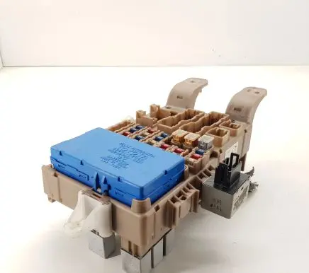 Toyota Corolla E120 E130 Fuse module 8264102040 MB2323008521