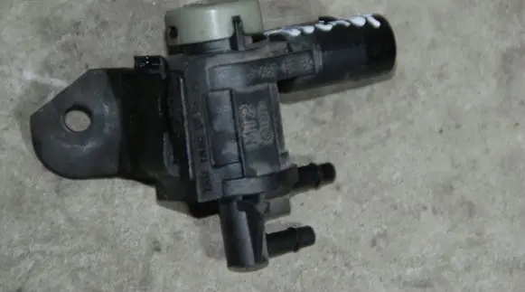 Volkswagen Tiguan Turbo solenoid valve 1K0906283A