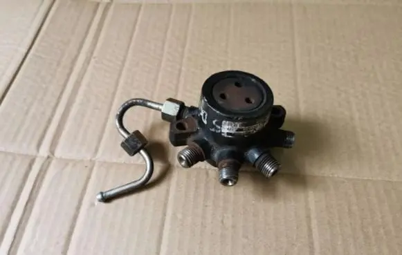 Renault Megane II Fuel distributor 8200057232