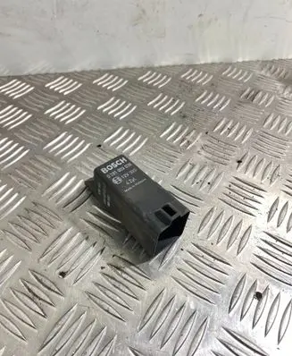 Skoda Octavia Mk2 (1Z) Glow plug pre-heat relay 038907281D