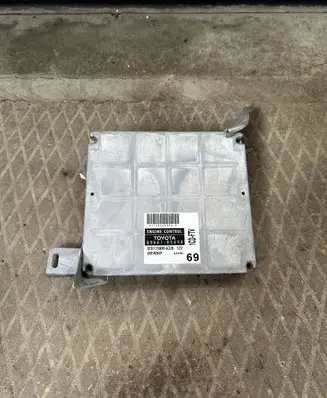 Toyota Avensis T250 Engine control unit/module 8966105690 MB1758006326
