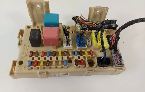 Toyota Avensis T250 Fuse module 8264105070 0804300816701 1180886243