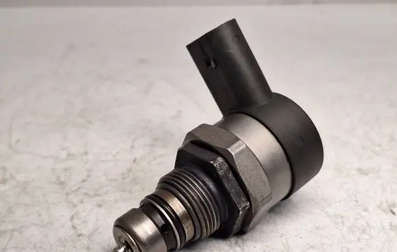 BMW 1 E81 E87 Fuel pressure regulator 0281002481 13537805733 13537788685