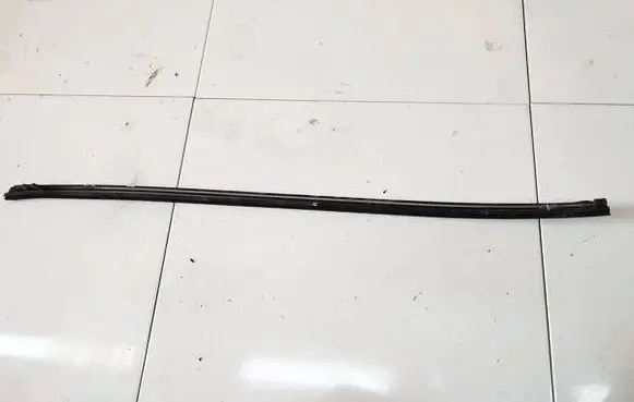 Honda FR-V Front door glass trim molding 