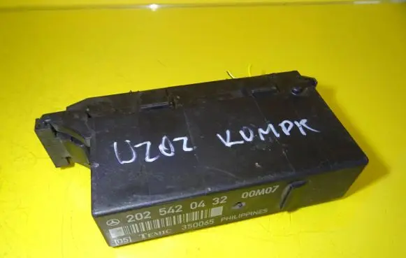 Mercedes-Benz C W202 Light module LCM 2025420432
