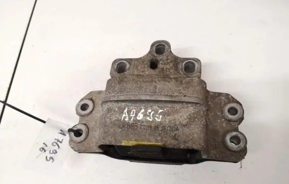 Volkswagen Touran I Engine mount bracket 1k0199555