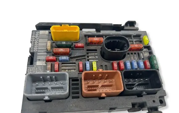 Peugeot 5008 Fuse module 9667044980
