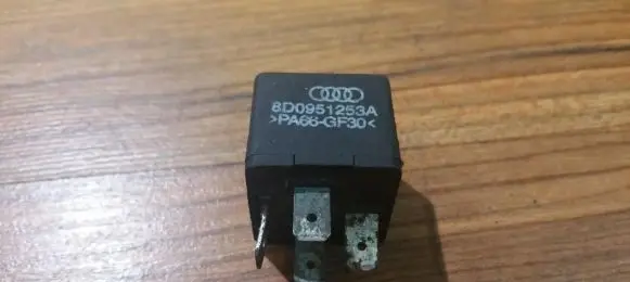 Volkswagen PASSAT B5.5 Other relay 8D0951253A 373