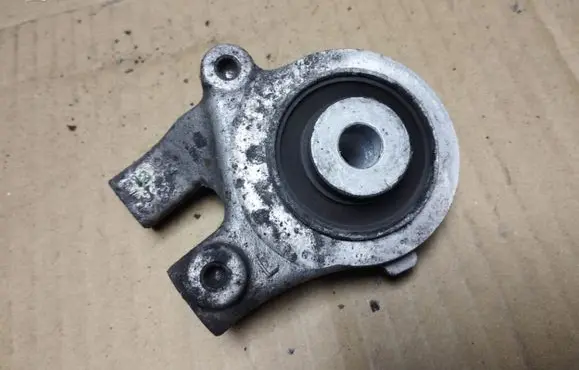 Honda Legend Engine mount bracket