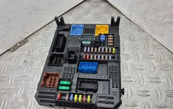 Opel Crossland X Fuse module 9819851280