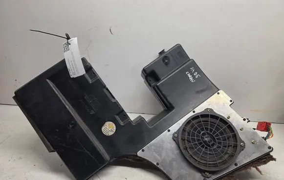 Audi A4 S4 B5 8D Subwoofer speaker 8D9035381