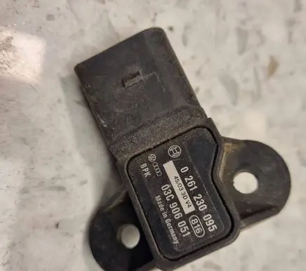 Volkswagen Golf V Air pressure sensor 03C906051 0261230095