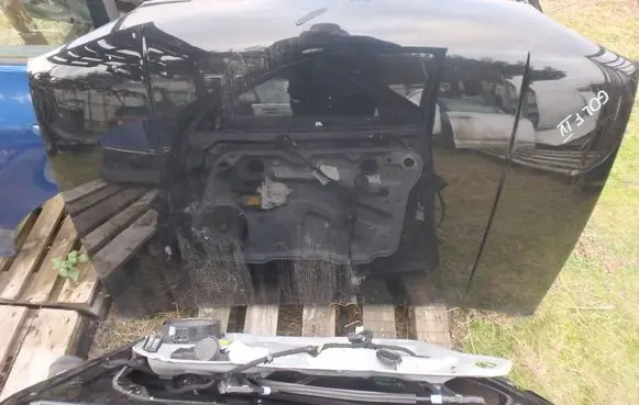 Volkswagen Golf IV Engine hood trim 
