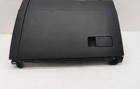 Volkswagen Golf VIII Glove box
