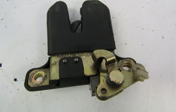 Volkswagen PASSAT B5 Tailgate/trunk/boot lock/catch/latch 