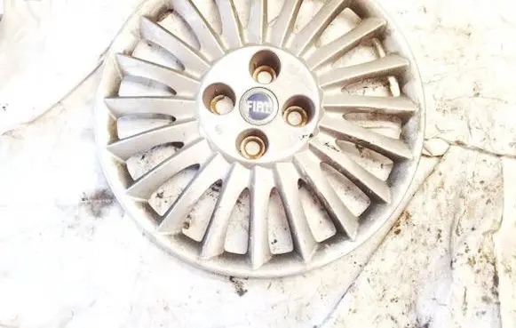 Fiat Punto (188) R14 wheel hub/cap/trim b632