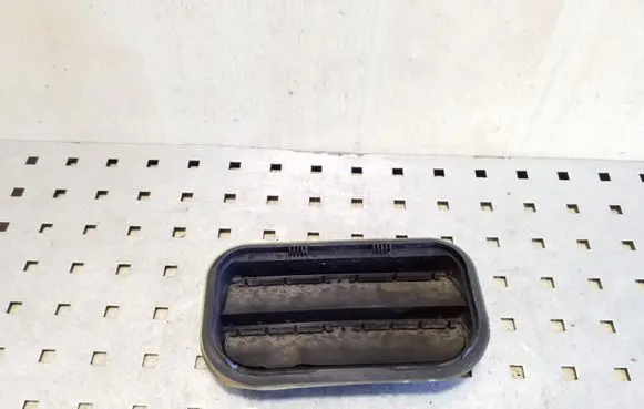 Seat Alhambra (Mk1) Quarter panel pressure vent 7L0819181