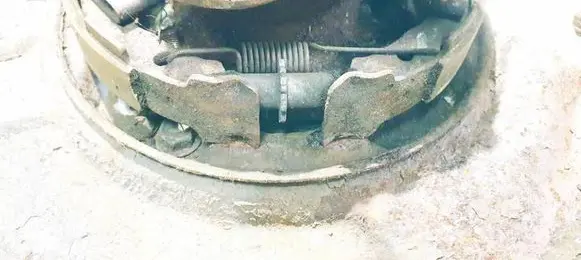 Nissan Leaf I (ZE0) Handbrake/parking brake pads 