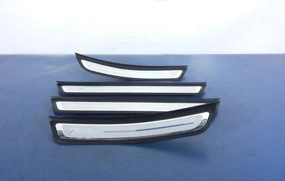 Cadillac CTS Foot area side trim 23160093