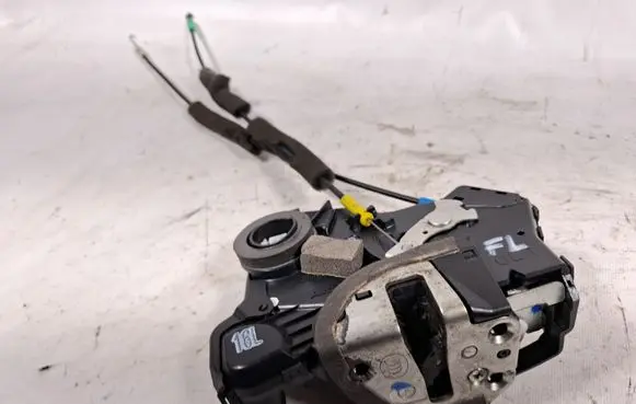 Toyota Corolla Verso AR10 Front door lock A046693