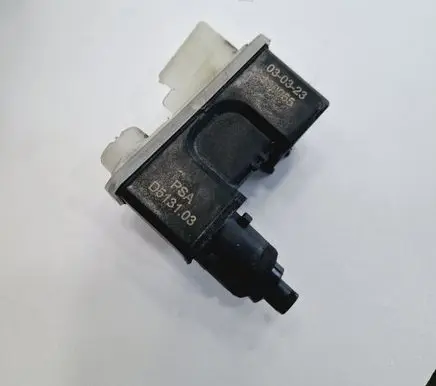 Peugeot 2008 II Fuel tank cap lock motor D513103