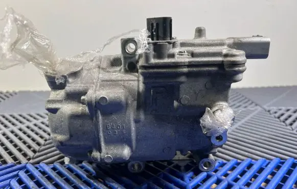 Toyota Auris E180 Air conditioning (A/C) compressor (pump) 0422001330 10U07502 ES14C