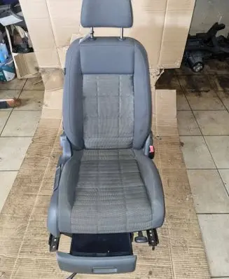 Volkswagen Touran I Front passenger seat 