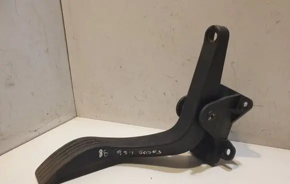 Ford Focus Accelerator throttle pedal 98AB9P732AE