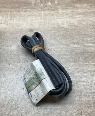 Volkswagen PASSAT B4 Rear door rubber seal (on body) 1837913F