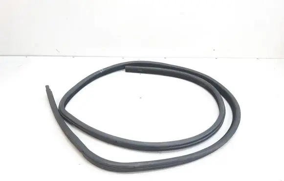 BMW 5 E60 E61 Front door rubber seal 7033774